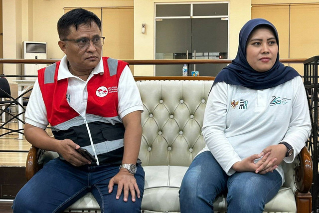 Kepala PT Pelni Cabang Jakarta Anwar Sanusi, dan PLT VP Treasury PT Pelni, Fauziah Ferryna pada acara Mudik Bersama BUMN di Tanjung Priok, Minggu (16/4/2023).  Foto: Nabil Jahja/kumparan