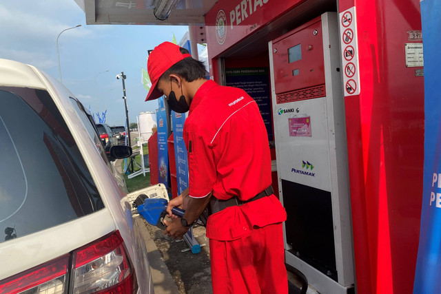 Petugas SPBU Modular atau Pertashop melayani pengendara di jalur mudik rest Area Tol Jawa Tengah, Minggu (16/4). Foto: Alfadillah/kumparan