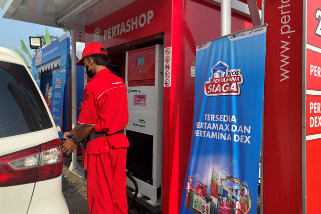 Petugas SPBU Modular atau Pertashop melayani pengendara di jalur mudik rest Area Tol Jawa Tengah, Minggu (16/4).  Foto: Alfadillah/kumparan