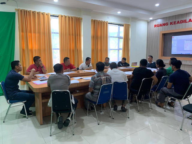 Kapolres Pesisir Selatan, AKBP Novianto Taryono (paling kiri), dan jajaran penyidik saat melakukan gelar perkara. Dok: Humas Polres Pesisir Selatan.