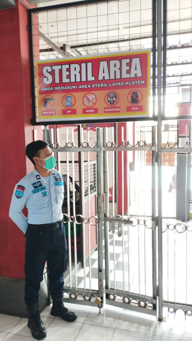 Pembaruan banner steril area oleh petugas, Senin (17/04) Dok. Humas Lapas Klaten