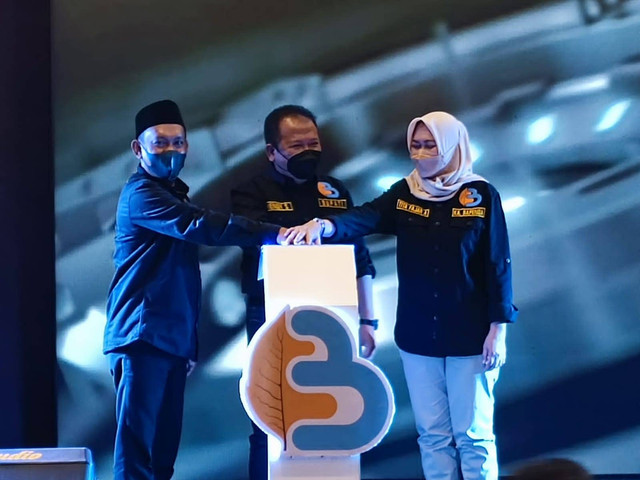 Kepala BPKAD Jember Tita Fajar Aryatiningsih (kanan) bersama Bupati Jember Hendy Siswanto dan Ketua DPRD Itqon Syauqi. Foto: Dok. Pemkab Jember