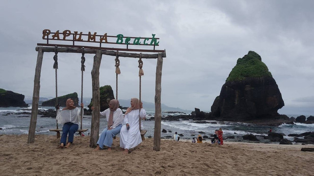 Pantai Papuma Jember yang menjadi tempat wisata favorit warga saat libur Lebaran. Foto: Dok. Istimewa
