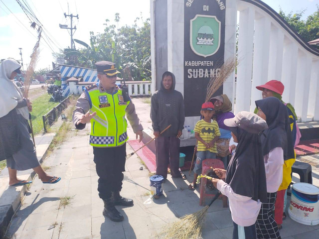 Kapolsek Pusakanagara Kompol Jusdijachlan mengimbau para penyapu koin agar tak melaksanakan kegiatan menyapu koin. Dok: Ist.