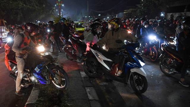 Ilustrasi mudik malam. Foto ini diambil di Kedungwaringin, Kabupaten Bekasi, Jawa Barat, Senin (10/5/2021). Dok: ANTARA FOTO/Wahyu Putro A