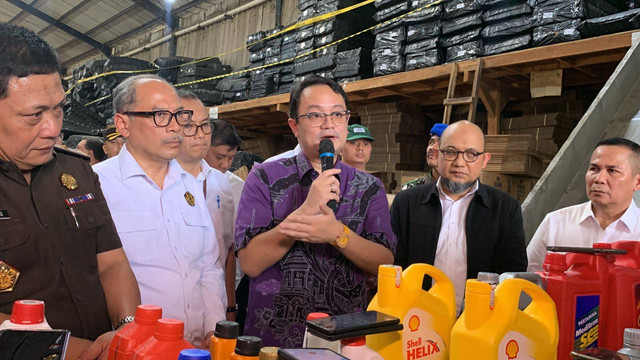 Wakil Menteri Kementerian Perdagangan, Jerry Sambuaga memberikan keterangan pers di TKP gudang penyimpanan minyak pelumas ilegal di Tangerang, Banten, Senin (17/4). Foto: Luthfi Humam/kumparan