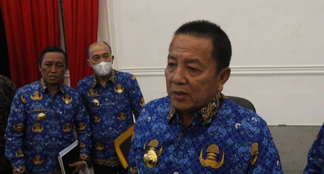 Gubernur Lampung, Arinal Djunaidi saat diwawancarai awak media di rumah dinas gubernur, Mahan Agung, Senin (17/4). | Foto : Galih Prihantoro/ Lampung Geh