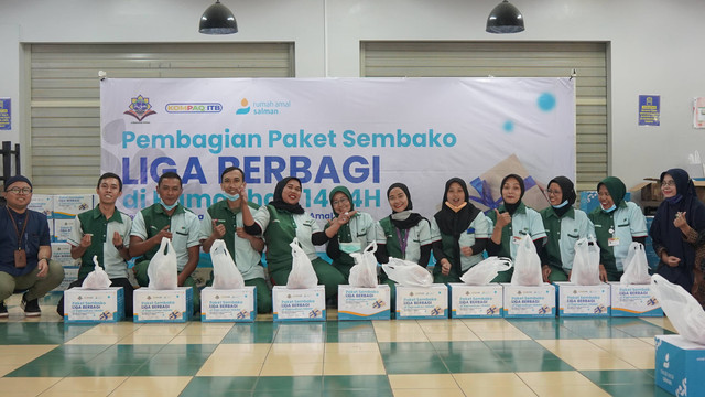 Karyawan outsoucing menerima bantuan sembako dari Liga ITB di Kantin Salman ITB. 