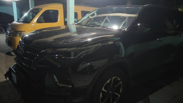 Polisi menemukan dua mobil milik korban perampokan Hotel Ashirot Residence Kebon Jeruk, Jakarta Barat.  Foto: Dok. Istimewa