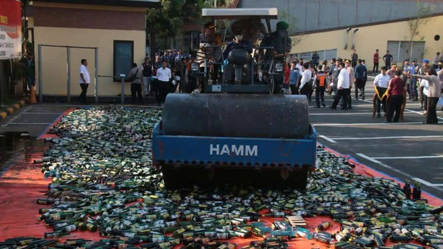 Polres Metro Jakarta Utara melakukan pemusnahan barang bukti ribuan botol minuman keras.  Foto: Dok. Istimewa
