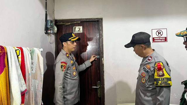 Kapolsek Metro Setiabudi, Kompol Arif Purnama Oktora, memimpin patroli antisipasi pencurian di rumah kosong. Foto: Dok. Istimewa