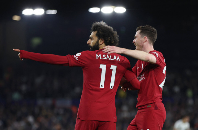 Mohamed Salah (kiri) dan Andrew Robertson (kanan) merayakan gol saat Liverpool bertandang ke markas Leeds United dalam lanjutan Liga Inggris 2022/23 di Stadion Elland Road, Leeds, Inggris, pada Selasa (18/4). Foto: Lee Smith/Reuters