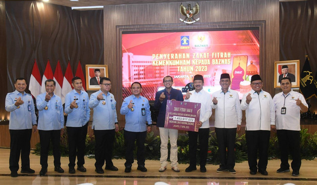 Simbolisasi penyerahan zakat fitrah dari kemenkumham ke Baznas. | Foto: Istimewa