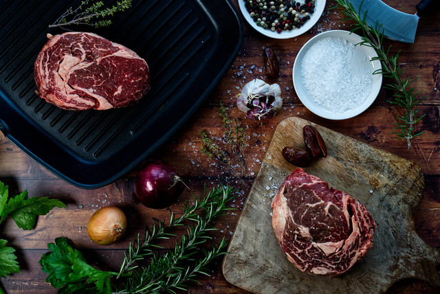 Ilustrasi Cara Marinasi Daging Sapi. Foto: Unsplash/KTRYNA