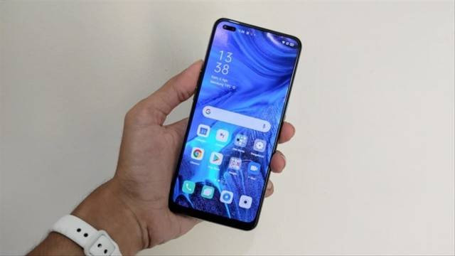 Ilustrasi cara membersihkan speaker HP Oppo. Foto: Aulia Rahman Nugraha/Kumparan