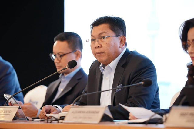 Direktur Utama Bank Mandiri Darmawan Junaidi bersama jajaran direksi PT Bank Mandiri (Persero) Tbk menyampaikan paparan kinerja Bank Mandiri pada kuartal I 2023 di Jakarta, Selasa (18/4/2023). Foto: Dok. Bank Mandiri