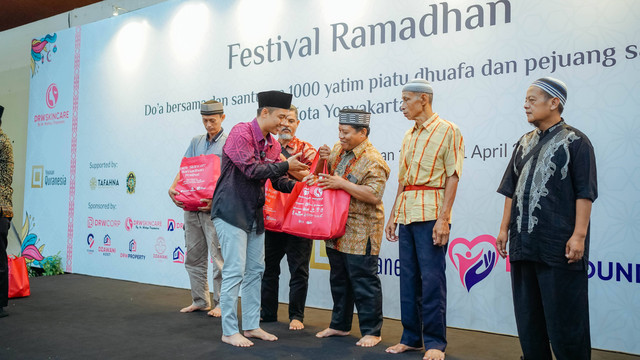 DRW Skincare bagikan paket sembako pada kaum duafa di Indonesia. Foto: istimewa