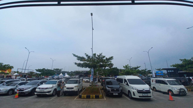 Suasana di Rest Area 379 A Tol Trans Jawa di Kabupaten Batang, Jawa Tengah, Selasa (18/4/2023). Foto: Intan Alliva Khansa/kumparan