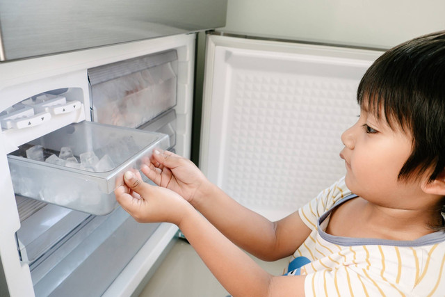 Ilustrasi anak bermain buka tutup kulkas. Foto: Patcharida/Shutterstock