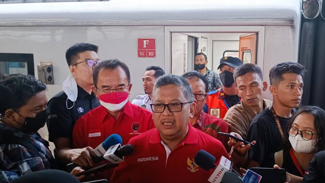 Sekjen PDIP Hasto Kristiyanto mengantar rombongan mudik gratis di Pasar Senen, Selasa (18/4/2023). Foto: Annisa Thahira Madina/kumparan