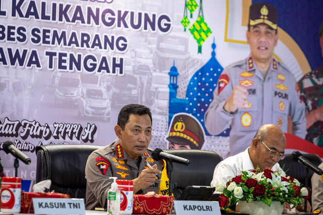 Kapolri Jenderal Polisi Listyo Sigit Purnomo memberikan pengarahan mengenai strategi kesiapan pengaturan lalu lintas untuk melayani arus mudik Lebaran 2023 di Pos Pengamanan Terpadu Tol Kalikangkung, Semarang, Jawa Tengah, Selasa (18/4/2023). Foto: Aji Styawan/ANTARA FOTO