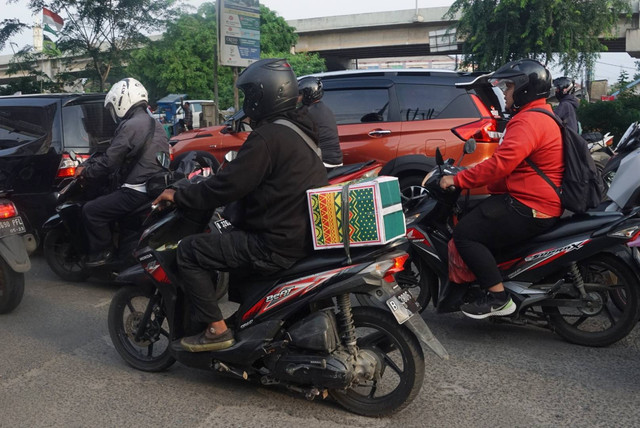 Kendaraan bermotor memadati Jalan Raya Kalimalang dari arah Jakarta ke Bekasi pada musim mudik Lebaran 2023, Selasa (18/4/2023). Foto: Iqbal Firdaus/kumparan