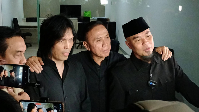 Ahmad Dhani dan Once Mekel di Kemenkumham, Jakarta, Selasa (18/4/2023). Foto: Aprilandika Pratama/kumparan