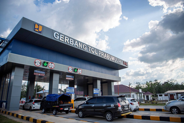 Sejumlah kendaraan antre melintasi gerbang tol Prabumulih jalan tol Trans Sumatera (JTTS) ruas simpang Indralaya-Muara Enim seksi simpang Indralaya-Prabumulih di Prabumulih, Sumatera Selatan, Selasa (18/4/2023). Foto: Nova Wahyudi/ANTARA FOTO
