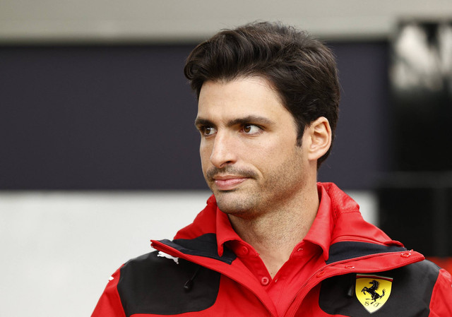 Pebalap Ferrari, Carlos Sainz, saat tiba di Sirkuit Albert Park, Melbourne, Australia, dalam F1 GP Australia, 2 April 2023. Foto: Darrian Traynor/Reuters