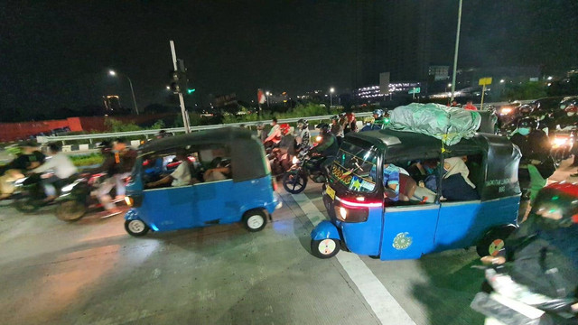 Hafi dan keluarga pulang kampung dari Jakarta ke Pemalang menggunakan bajaj. Foto: Dok. Istimewa