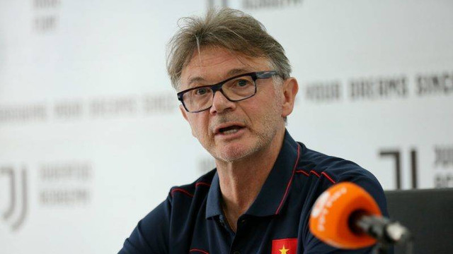 Pelatih Vietnam U-22, Philippe Trousier, memberikan keterangan dalam persiapan SEA Games 2023 pada Senin (17/4).  Foto: VFF