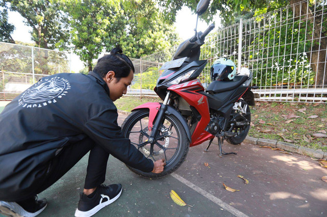 Pengecekan sepeda motor sebelum ditinggal mudik. Foto: Dok. Astra Kalbar