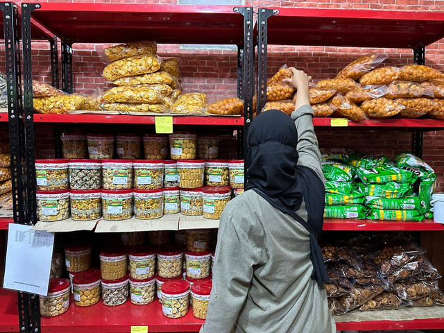 Warga berbelanja di kedai kue kering Mukaromah. Foto: Teri/Hi!Pontianak