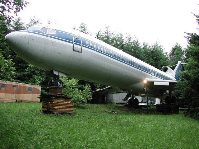 Pesawat Boeing 727 bekas yang disulap Bruce Campbell jadi tempat tinggal. Foto: @SeriousStrange/twitter.com