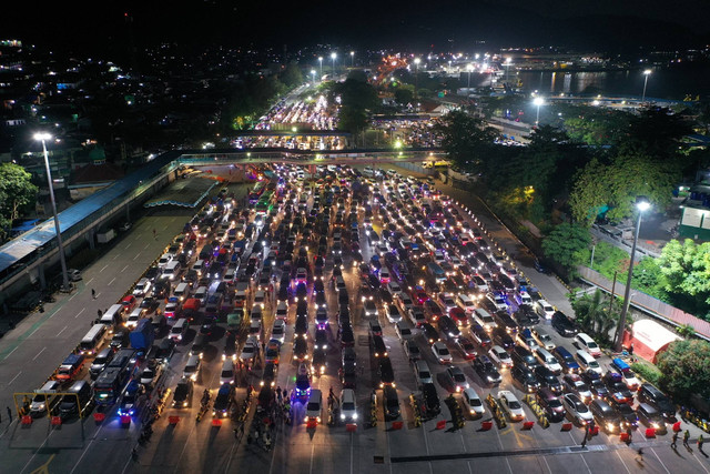 Foto udara sejumlah mobil pribadi dan bus berisi pemudik antre menaiki kapal di Pelabuhan Merak, Banten, Rabu (19/4/2023). Foto: Indrianto Eko Suwarso/ANTARA FOTO