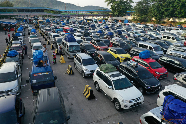 Foto udara sejumlah mobil pribadi dan bus berisi pemudik antre menaiki kapal di Pelabuhan Merak, Banten, Rabu (19/4/2023). Foto: Indrianto Eko Suwarso/ANTARA FOTO