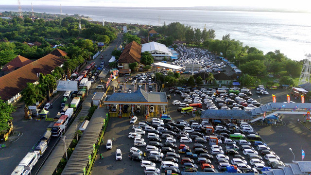 Foto udara kendaraan pemudik memenuhi kantong parkir Pelabuhan Gilimanuk, Jembrana, Bali, Rabu (19/4/2023). Foto: Budi Candra Setya/ANTARA FOTO