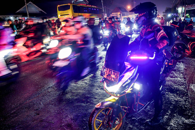 Pemudik bersepeda motor melintas di jalur Pantura, jalan Raya Klari, Karawang, Jawa Barat, Rabu (19/4/2023). Foto: M Risyal Hidayat/ANTARA FOTO