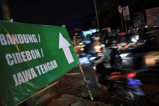 Pemudik bersepeda motor melintas di jalur Pantura, jalan Raya Klari, Karawang, Jawa Barat, Rabu (19/4/2023). Foto: M Risyal Hidayat/ANTARA FOTO