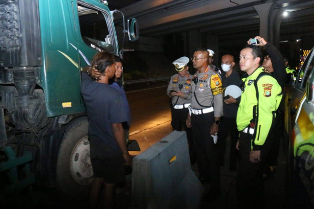 Polda Metro tilang truk besar sumbu tiga yang melintas saat arus mudik Lebaran 2023, Rabu (19/4/2023). Foto: Dok. Istimewa