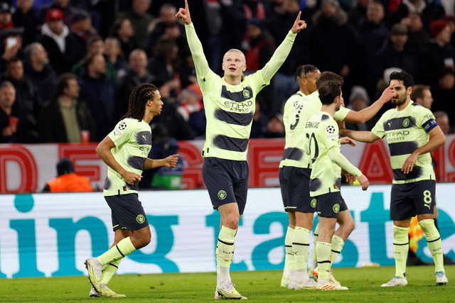 Selebrasi pemain Manchester City Erling Haaland usai mencetak gol ke gawang Bayern Muenchen pada pertandingan leg kedua perempat final Liga Champions di Allianz Arena, Munich, Jerman, Kamis (20/4/2023). Foto: Heiko Becker/REUTERS