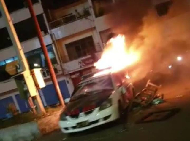Mobil polisi dibakar perusuh dok Istimewa