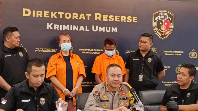 Polisi menunjukkan tersangka pelaku pencurian dan pembunuhan rumah bekas Oyo di Kebun Jeruk saat jumpa pers di Polda Metro Jaya, Jakarta, Kamis (20/4/2023).  Foto: Thomas Bosco/kumparan