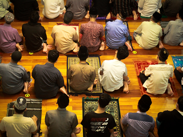 Iluatrasi bacaan sholat Idul Fitri. Sumber: AnnasArfnahri/unspalsh.com.