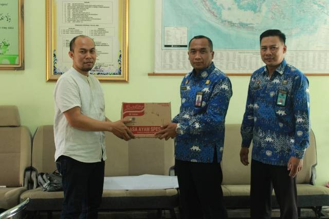 Kepala Bapas Cirebon saat menyerahkan bantuan (Humas Bapas Cirebon