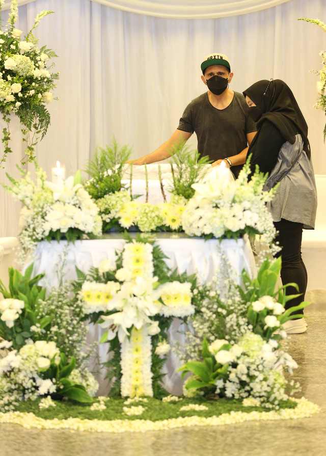 Keluarga dan kerabat saat melayat jenazah almarhum penyanyi Carlo Saba di Rumah Duka Sentosa, RSPAD Gatot Subroto, Jakarta, Kamis, (20/4/2023).
Foto: Agus Apriyanto