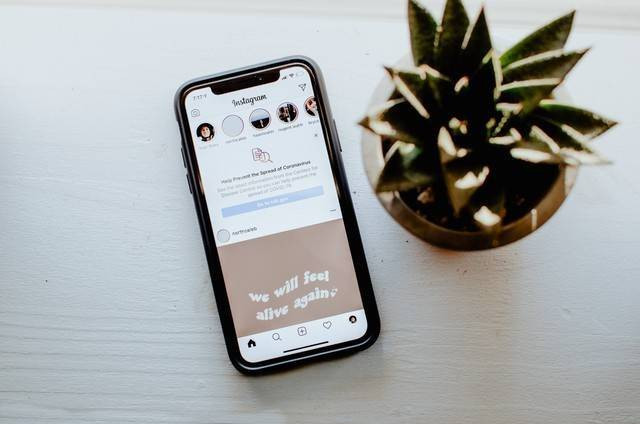 Iustrasi cara beralih ke akun pribadi Instagram 2023. Foto: Unsplash. 