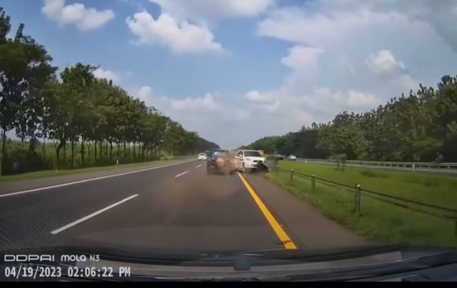 Toyota Rush bersenggolan di Tol Cipali. Foto: dok. Instagram/Dashcam Owner Indonesia
