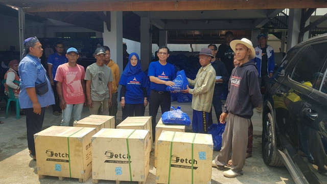 Anggota Komisi VI DPR RI Dr.Ir H.E Herman Khaeron M.Si memberikan bantuan mesin perahu kepada nelayan pantura Indramayu pada Kamis (20/4/2023). Foto: Tomi Indra