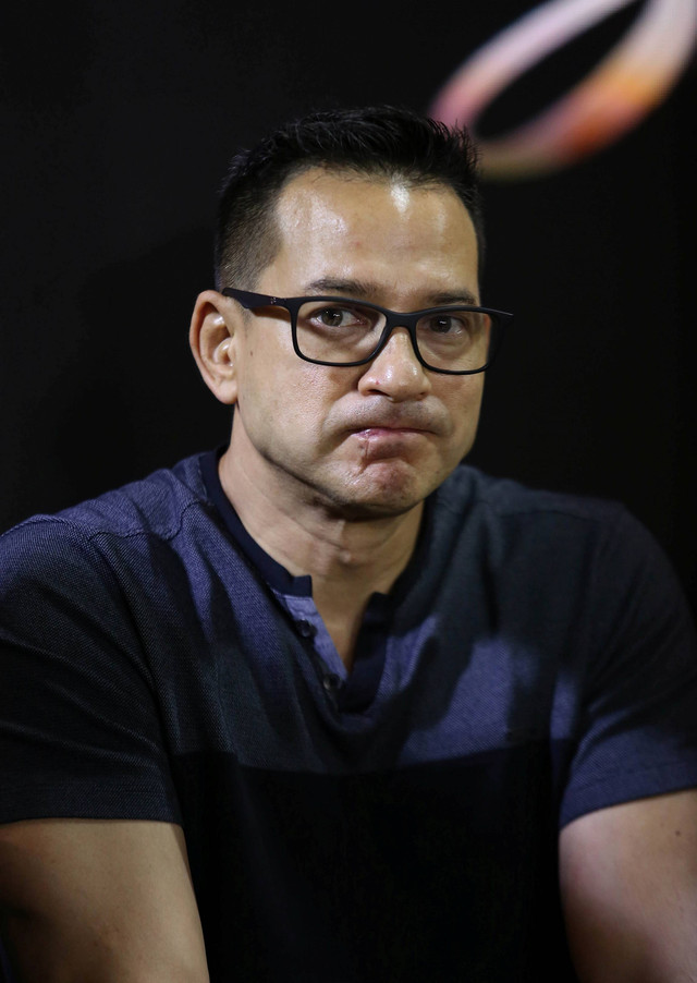 Artis Ari Wibowo saat memberi keterangan kepada wartawan terkait perceraiannya di kawasan Senopati, Jakarta, Kamis (20/4/2023). Foto: Agus Apriyanto